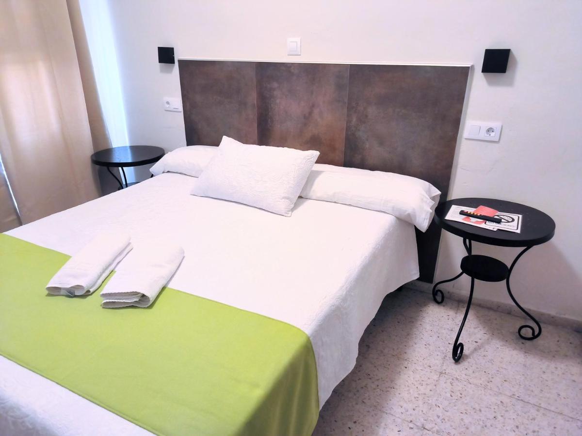 Pension Perez Montilla Севилья Экстерьер фото