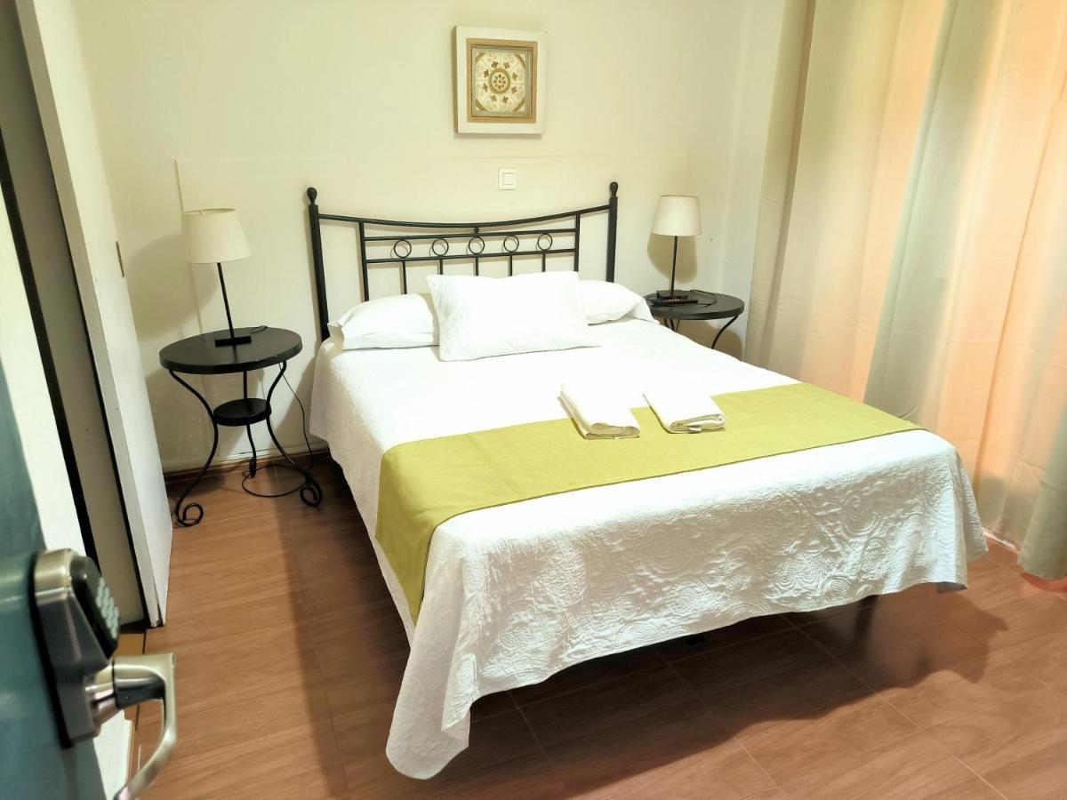 Pension Perez Montilla Севилья Экстерьер фото