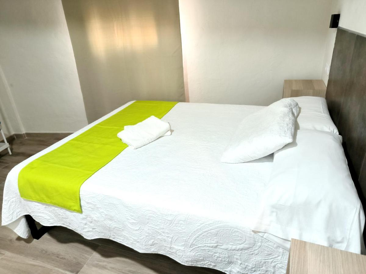 Pension Perez Montilla Севилья Экстерьер фото