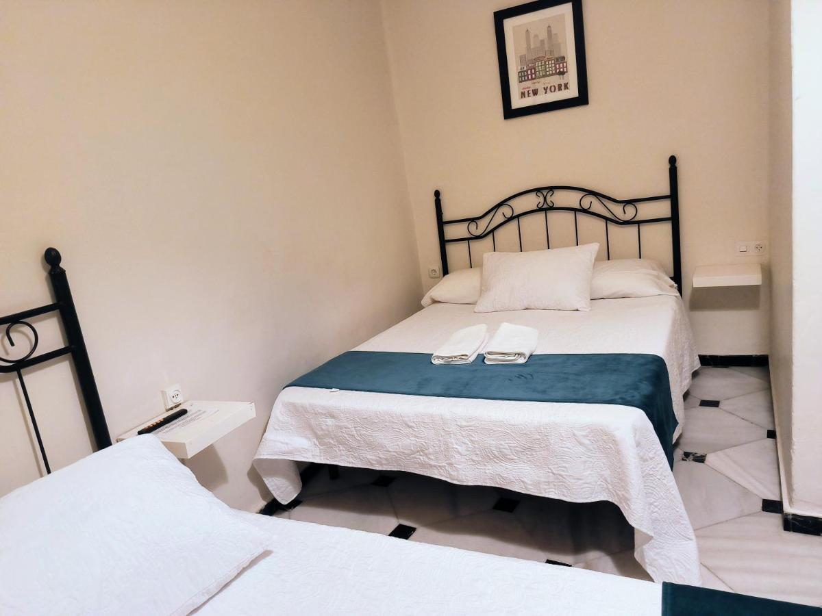 Pension Perez Montilla Севилья Экстерьер фото