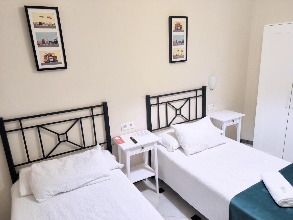 Pension Perez Montilla Севилья Экстерьер фото