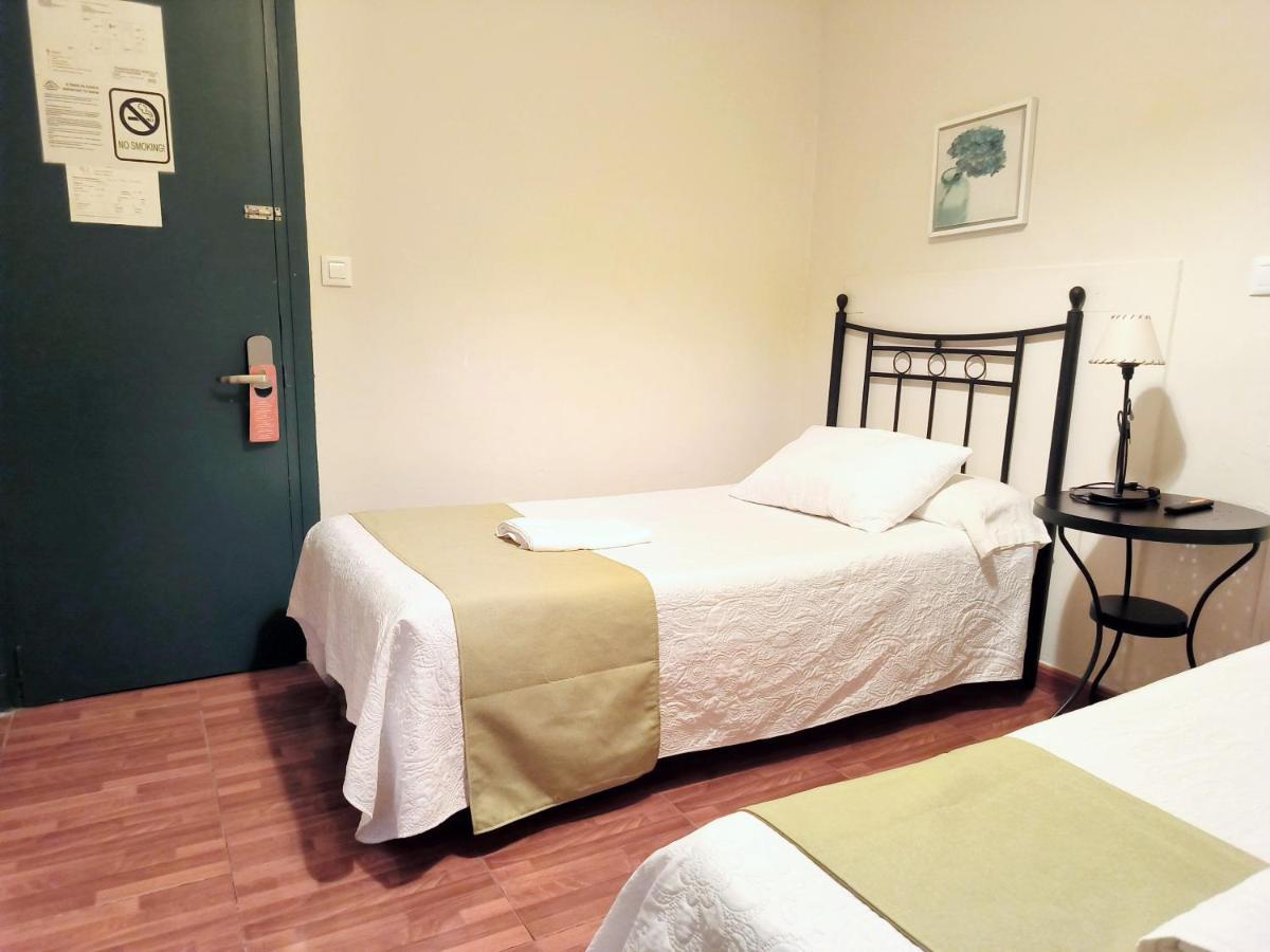 Pension Perez Montilla Севилья Экстерьер фото