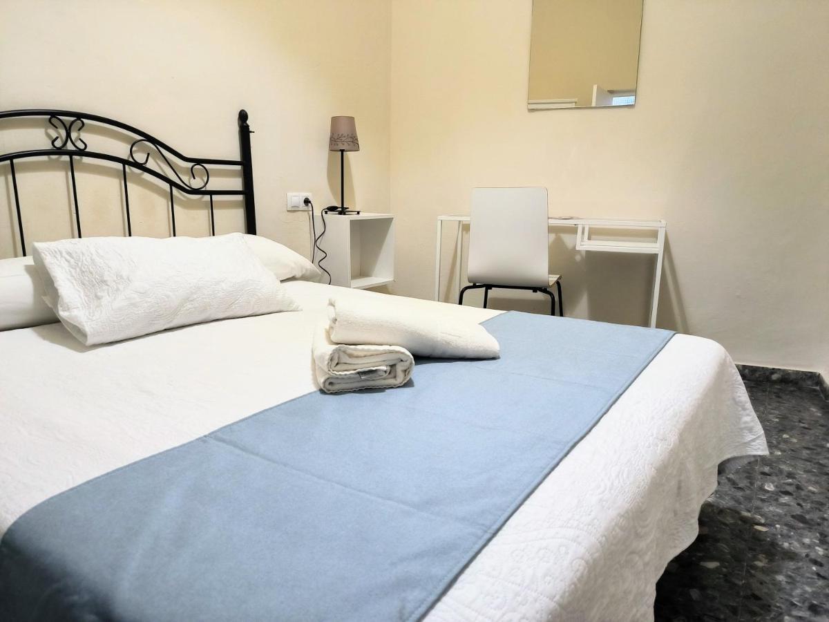 Pension Perez Montilla Севилья Экстерьер фото