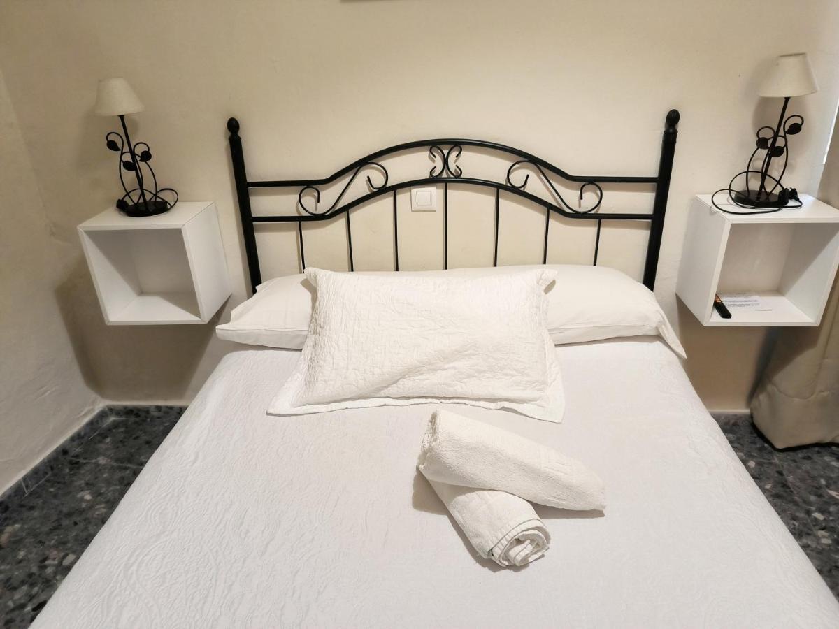 Pension Perez Montilla Севилья Экстерьер фото
