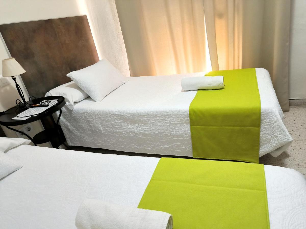 Pension Perez Montilla Севилья Экстерьер фото