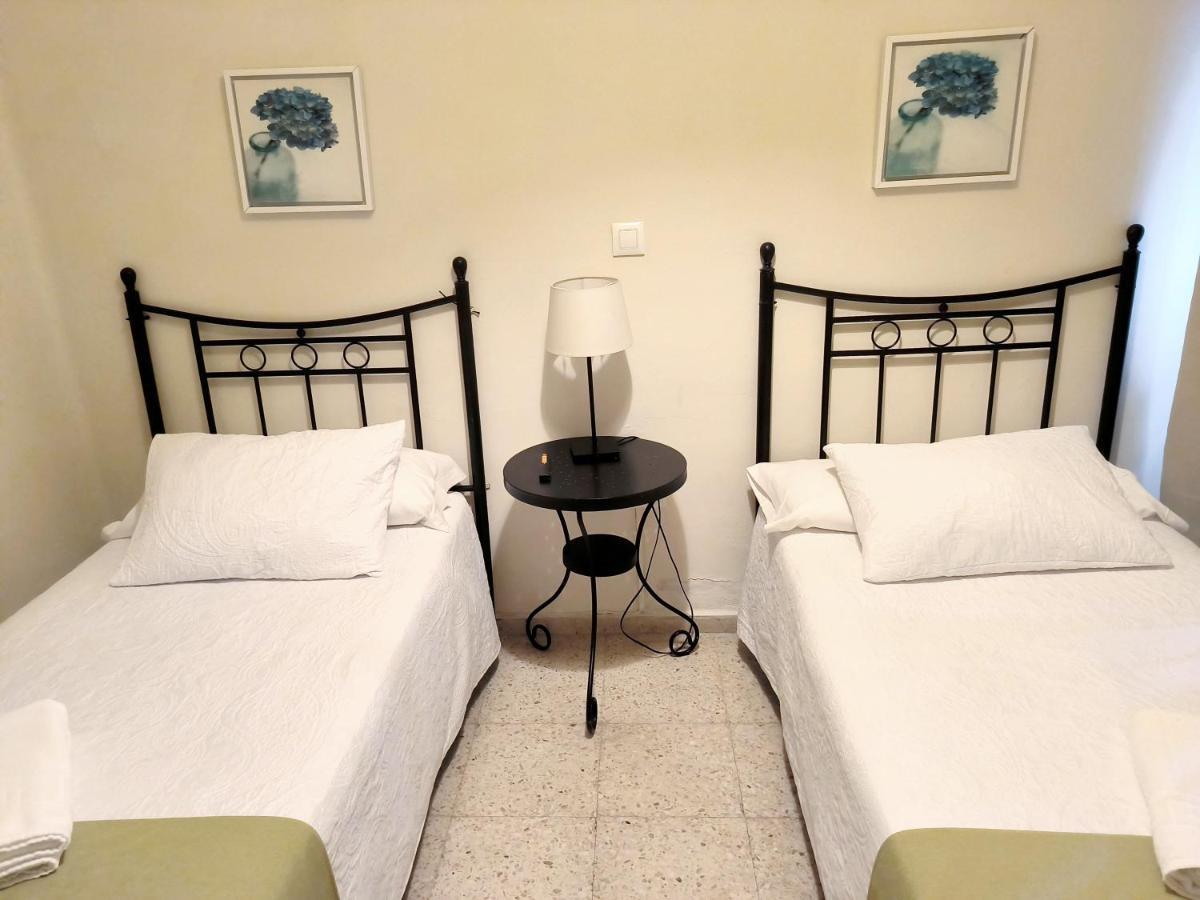 Pension Perez Montilla Севилья Экстерьер фото