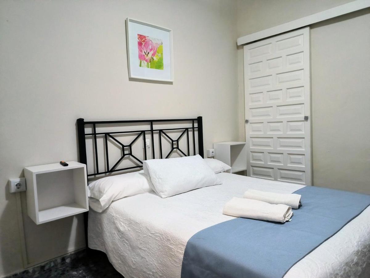 Pension Perez Montilla Севилья Экстерьер фото