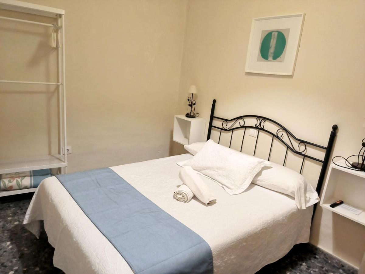 Pension Perez Montilla Севилья Экстерьер фото
