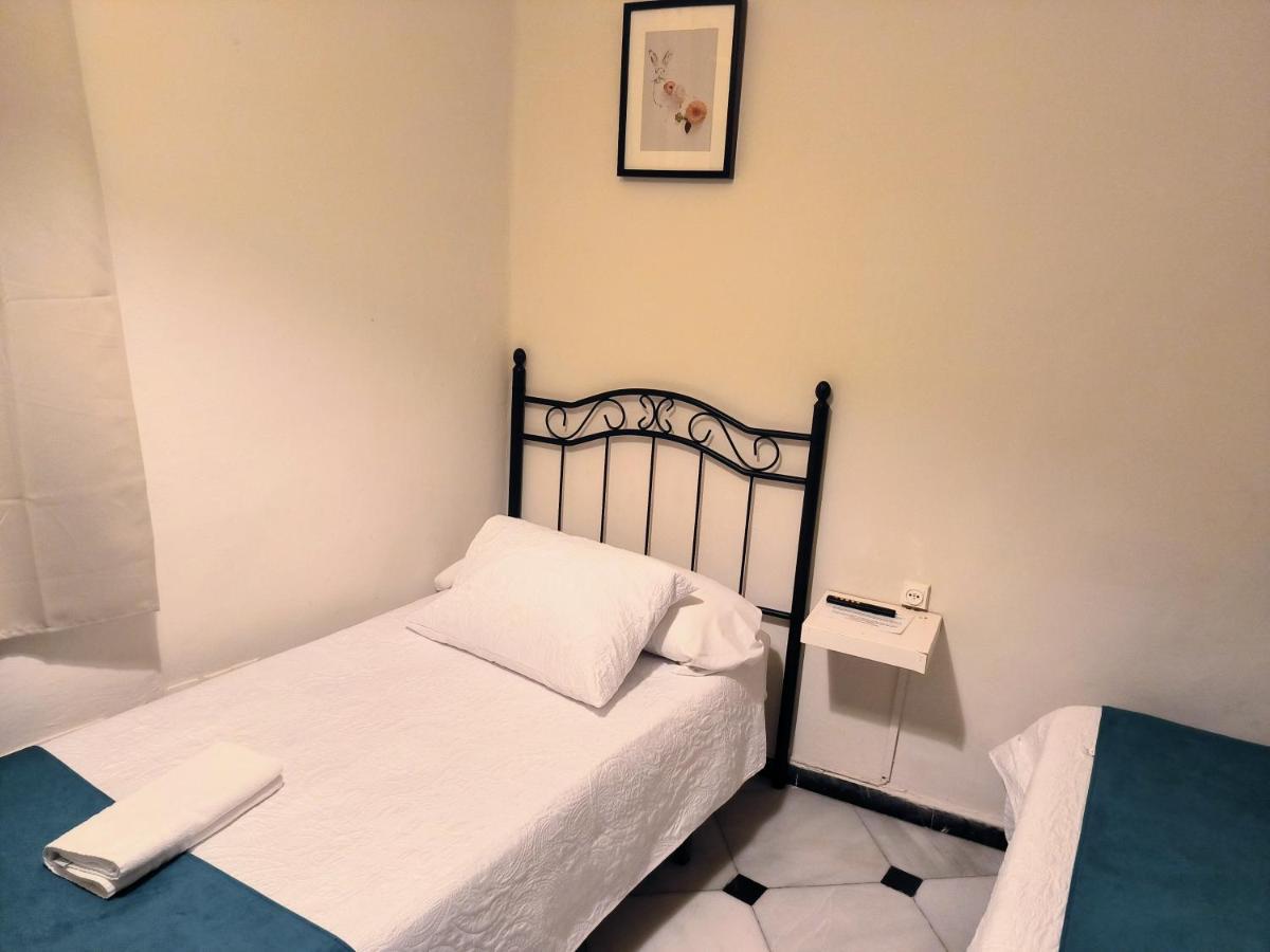 Pension Perez Montilla Севилья Экстерьер фото