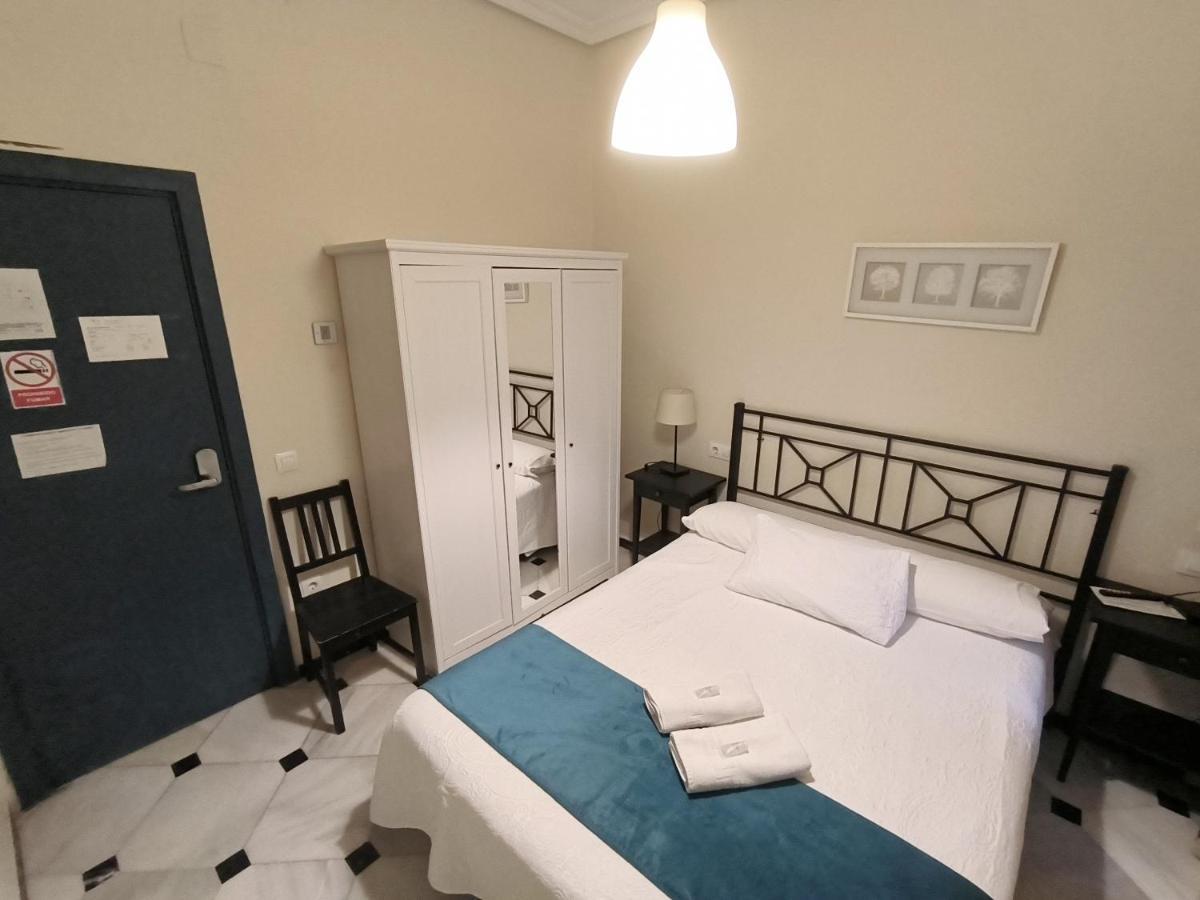 Pension Perez Montilla Севилья Экстерьер фото