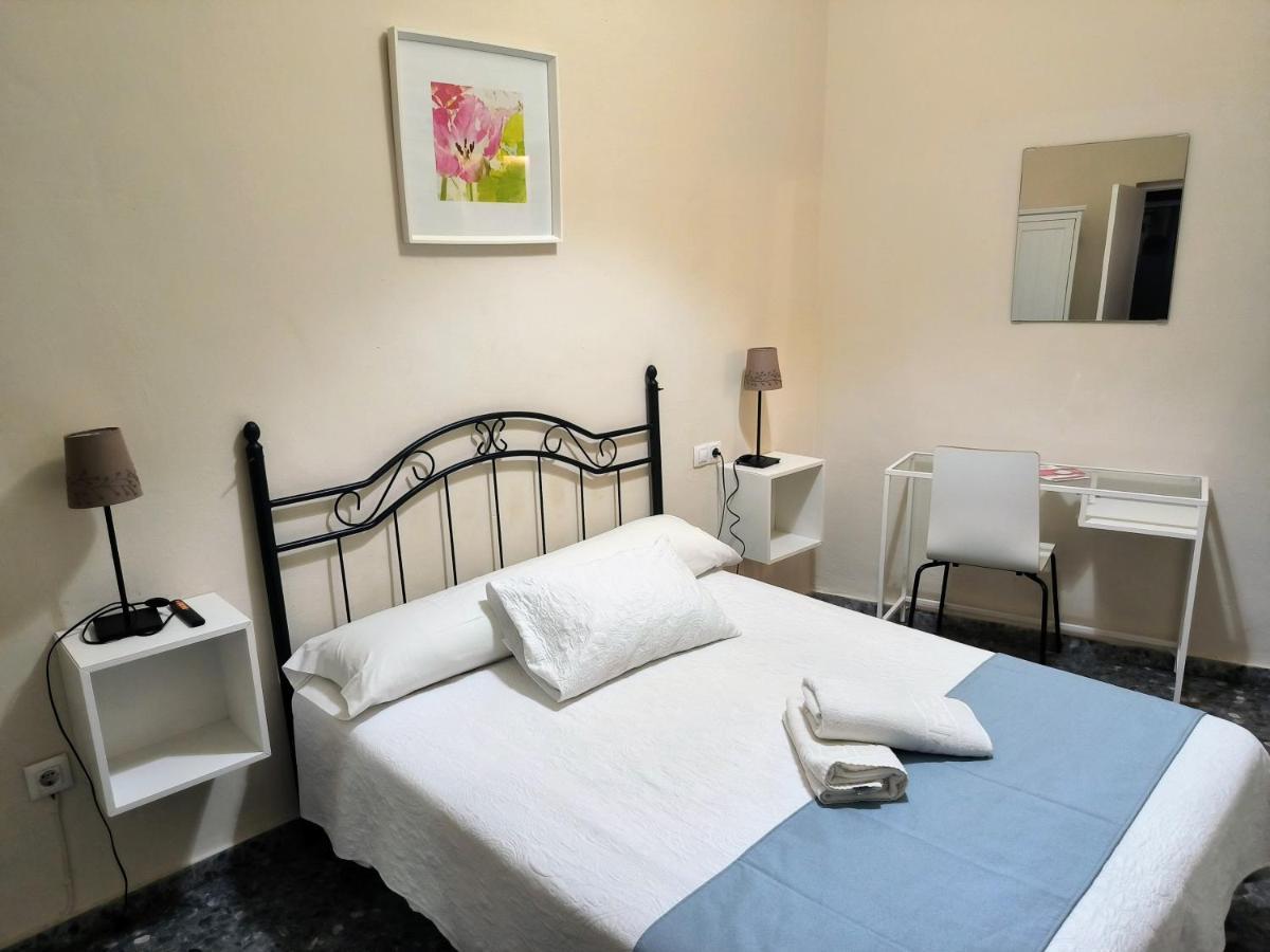 Pension Perez Montilla Севилья Экстерьер фото
