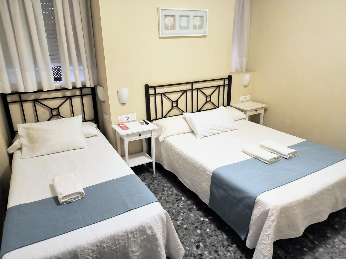 Pension Perez Montilla Севилья Экстерьер фото