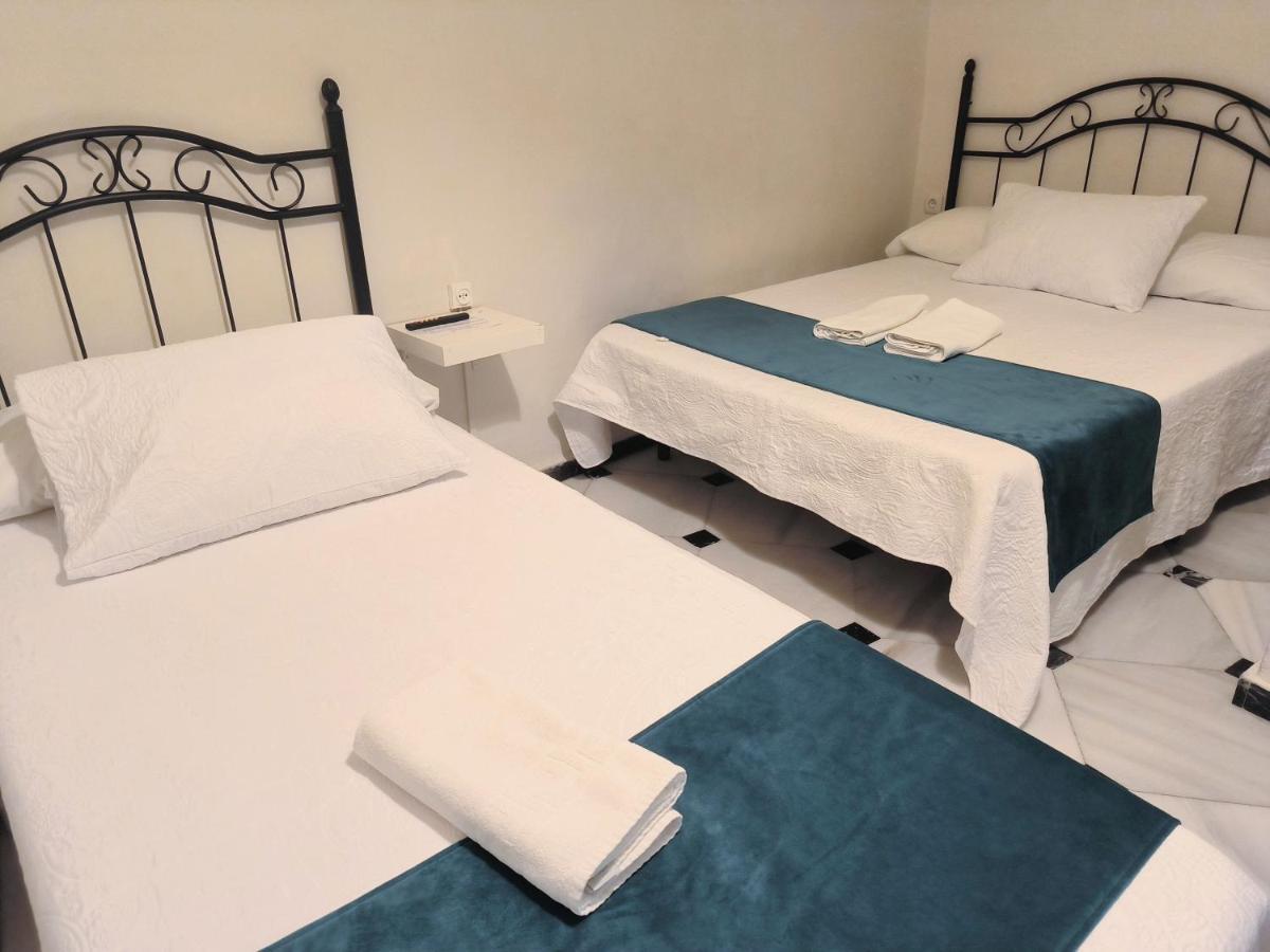 Pension Perez Montilla Севилья Экстерьер фото