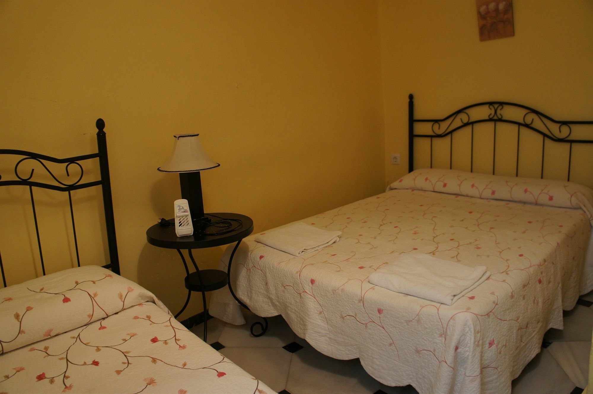 Pension Perez Montilla Севилья Экстерьер фото
