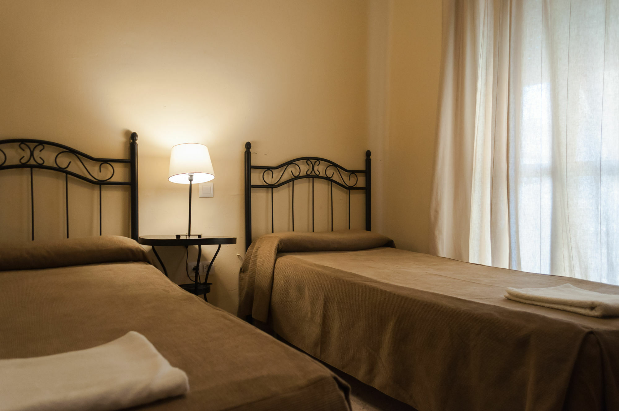 Pension Perez Montilla Севилья Экстерьер фото